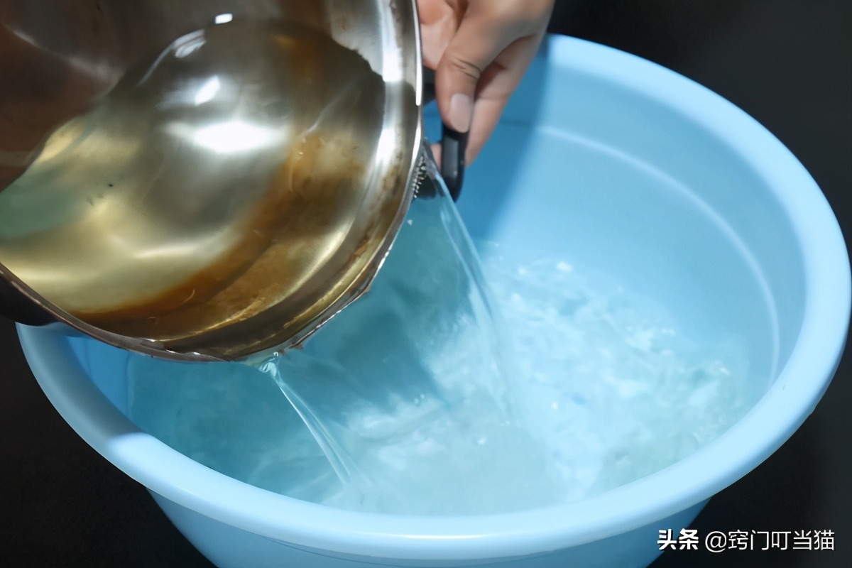 穿久的黑色衣服发白如何焕然一新,如何让褪色的黑色衣服变新