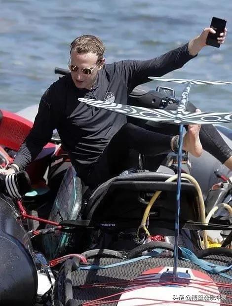 手举*旗国**，脚踏电动冲浪板，37岁的科技亿万富翁也爱浪