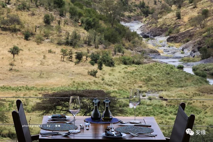 他，百亿富豪，常近乎全裸出现在公共视线里，却被英女王封为爵士