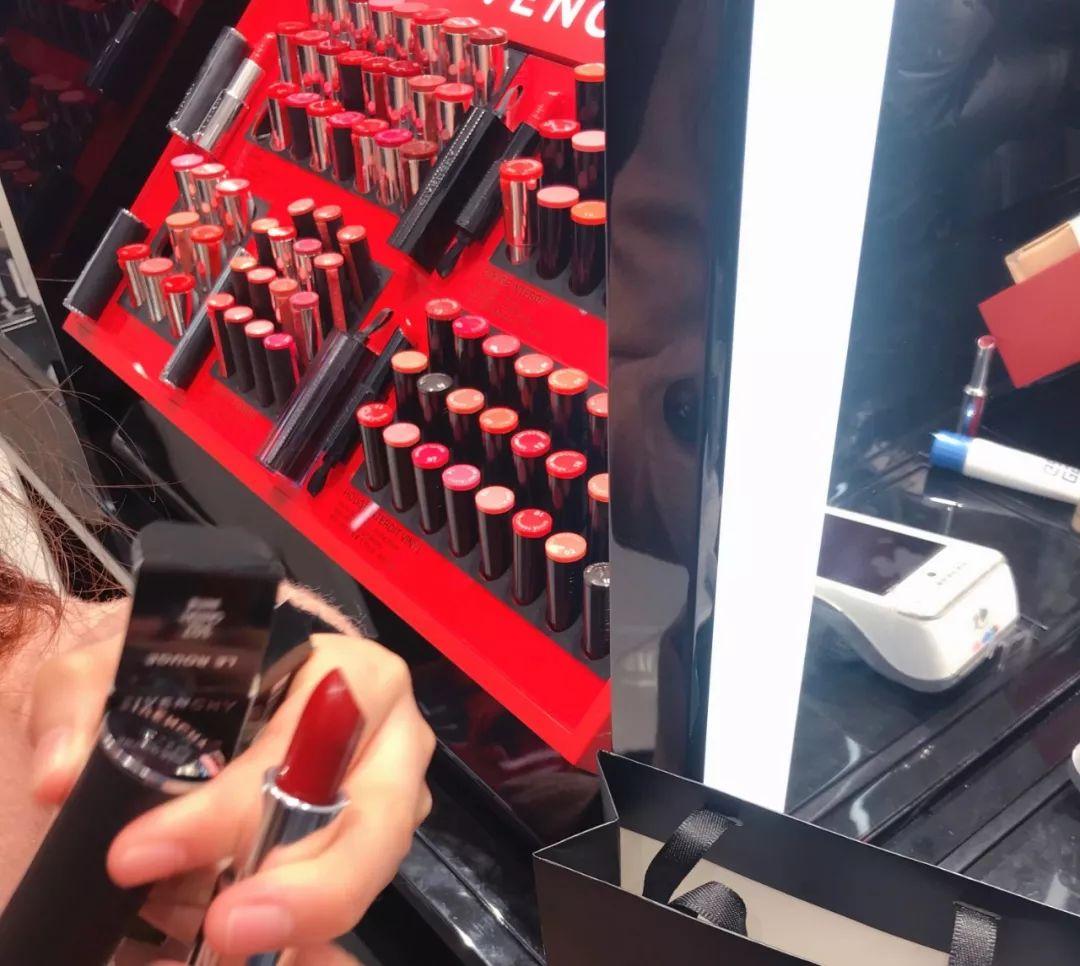 国内柜姐vs英国Selfridges,圣诞节的朋友圈怎么发才不low?