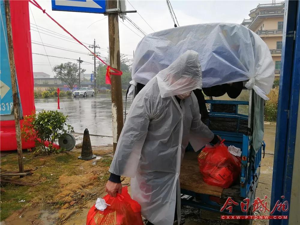 乡镇党总支送及时雨,村干部送水上门