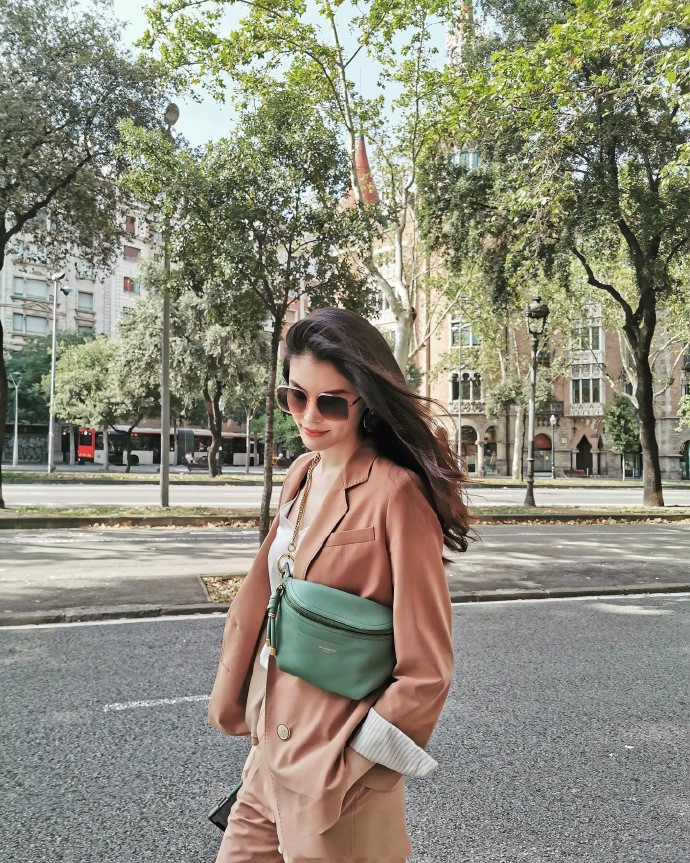 何穗穿衣搭配图片,何穗最新穿衣搭配图