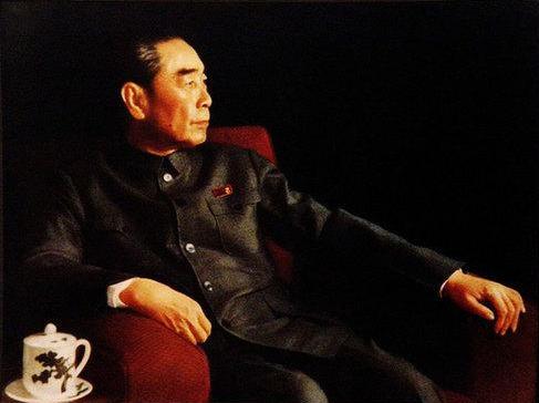 美国记者与周恩来握手，故意掏手帕不停擦手，周总理一招轻松反击