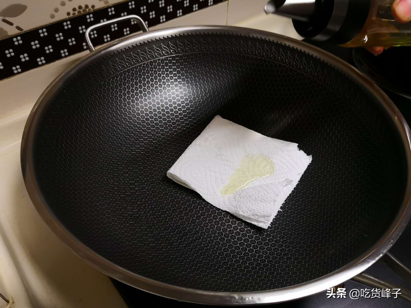 新买的不粘锅正确开锅方法,买来的新锅要怎么处理才能炒菜