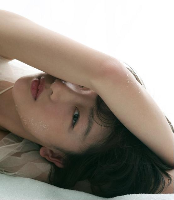 周冬雨蓝色头发杂志写真,周冬雨最近造型照片