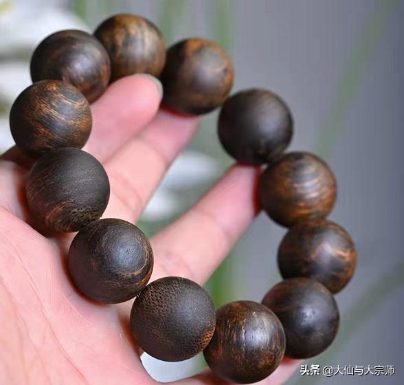 1串43克的绿奇楠手串目前价位多少,100元左右的奇楠手串是真的吗