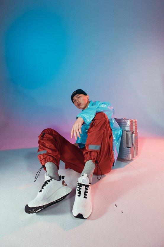 鸿星尔克奇弹3.0碳板跑鞋测评,鸿星尔克天枢奇弹黑色版如何发光