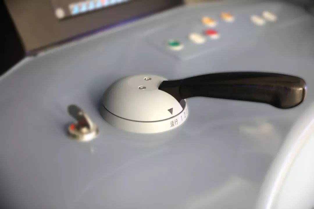 高铁驾驶室如何操控高铁,高铁速度那么快驾驶员如何驾驭