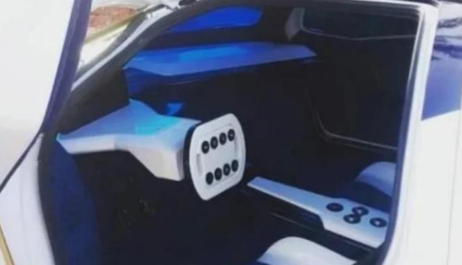 迪拜王子5亿超跑速度比飞机快,一看内饰:方向盘都没,驮着开?