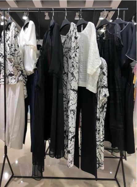 如何挑选女装款式,适合20多岁的女装品牌