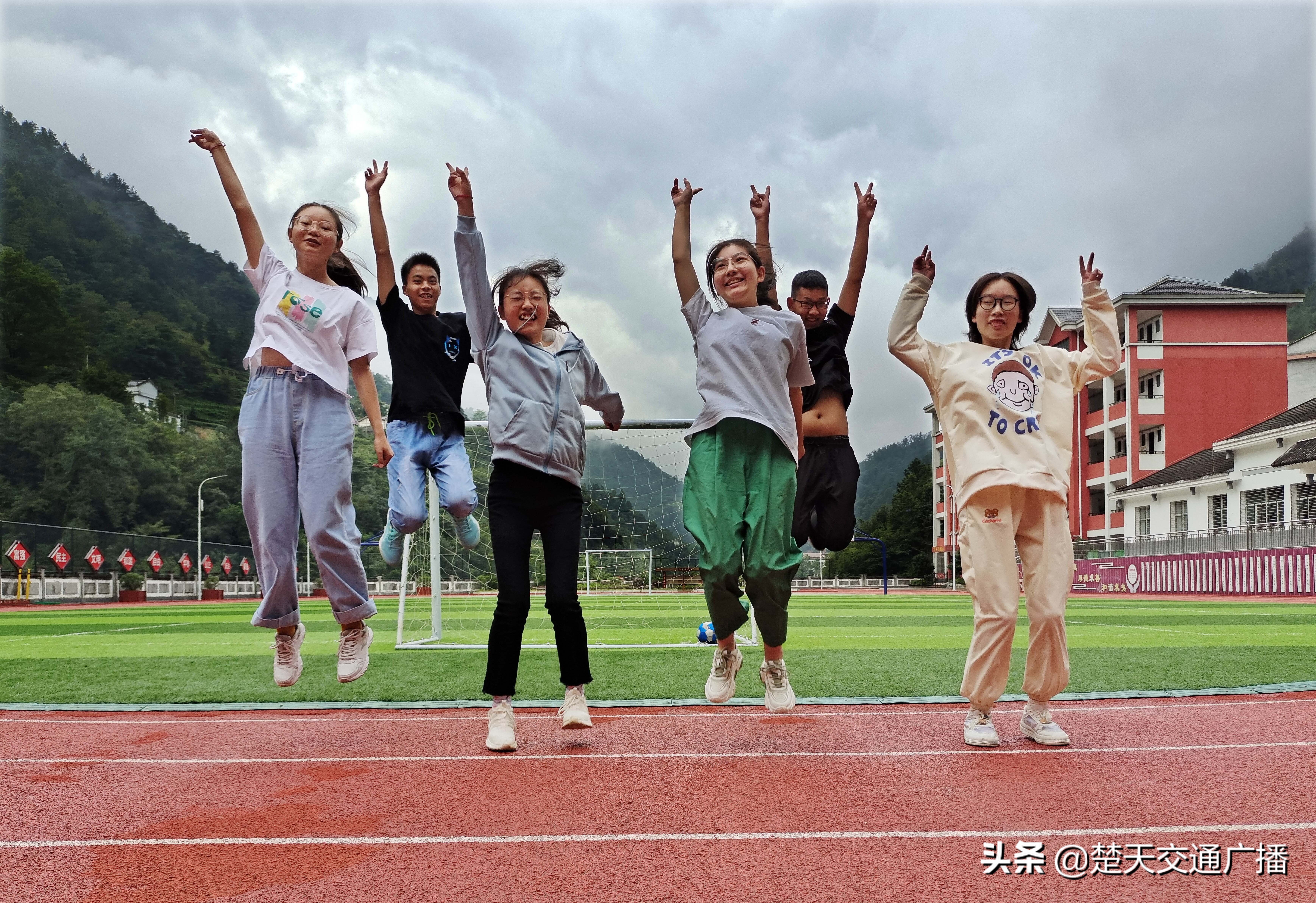 8旬夫妻连续38年捐资助学近百万,情系桑梓百岁老人捐资30万助学