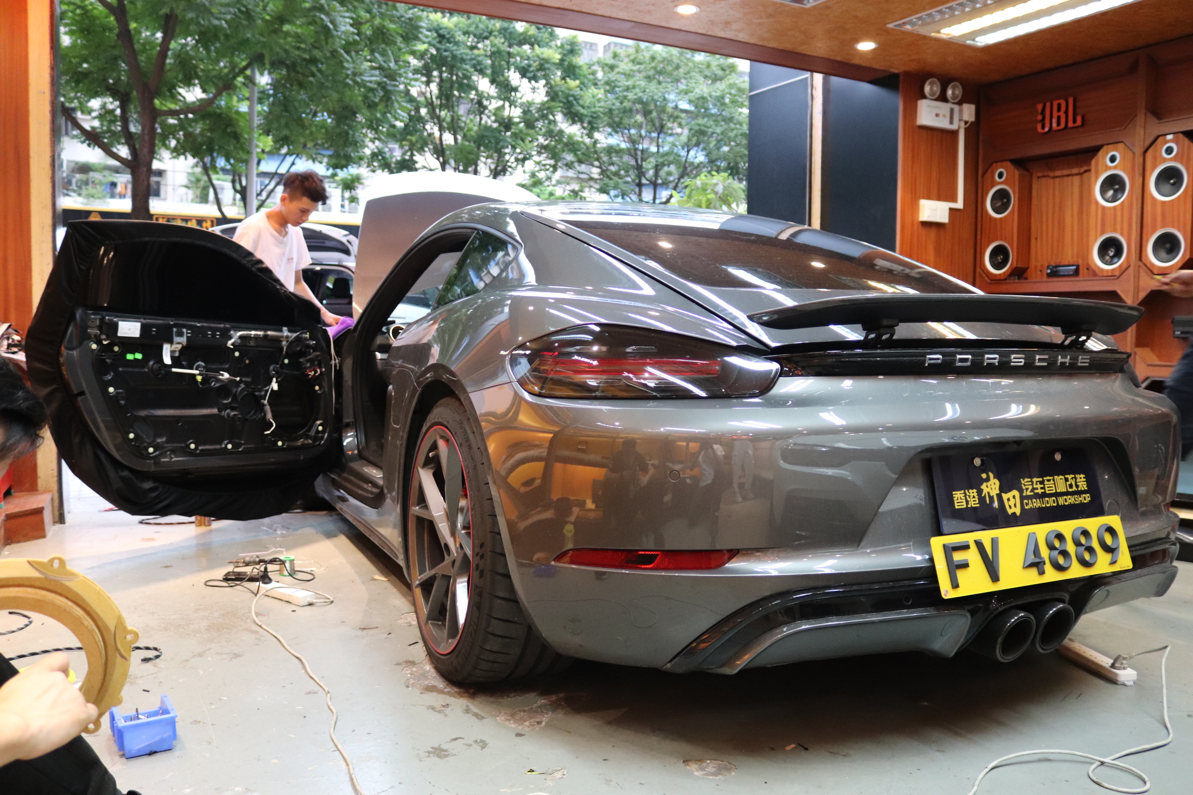 保时捷卡曼汽车音响如何改装呢?简单的音响改装不简单的效果体验