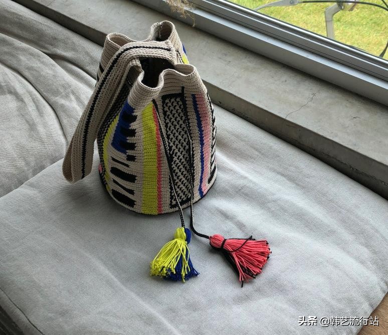 手工钩针编织手提包成品,钩针编织时尚又漂亮的女生手提包