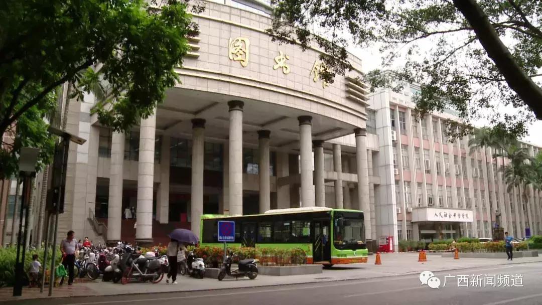 男子穿女装偷拍被揭穿完整版,男子扮女装进堂偷拍校方通报