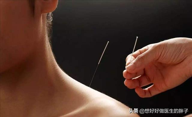 颈椎骨刺压迫神经怎么治疗,颈椎间盘突出压迫神经的症状