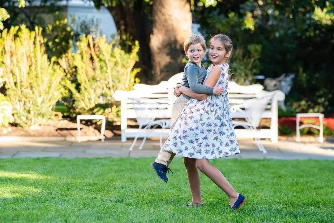 伊万卡家中为小儿子庆生，儿子穿维尼熊卡通装太可爱，颜值像妈妈