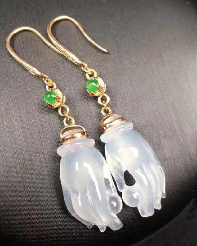 被誉为“福气之手”的翡翠佛手有啥款式？翡翠佛手适合哪些人戴？