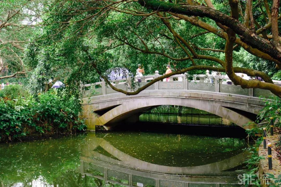 这里是东方世界,这里是东门英语怎么说