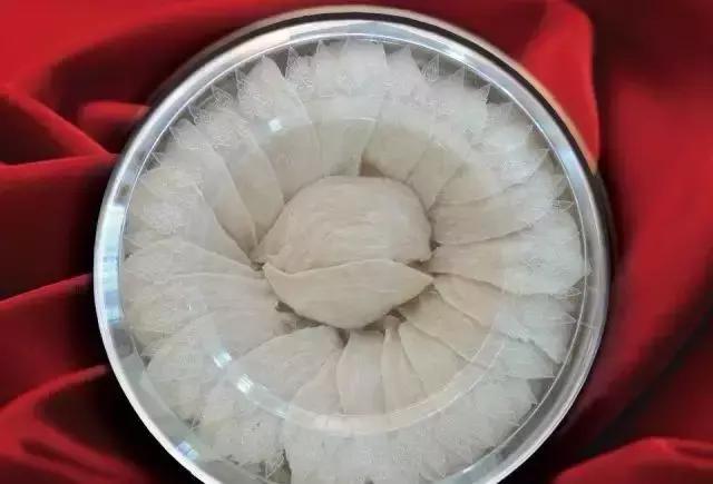 燕窝的颜色发白还是发黄,炖好的燕窝发黄还能吃吗