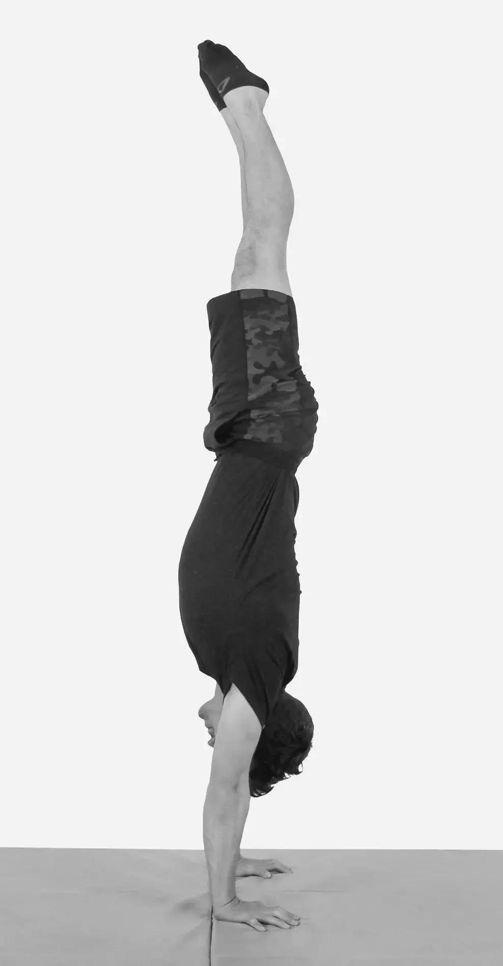 瑜伽倒立的好处及正确的倒立方法,床头倒立的好处及正确的倒立方法