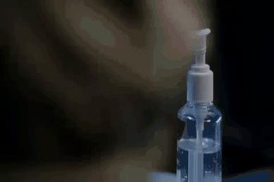 酒精喷雾烧伤,使用酒精消毒着火视频