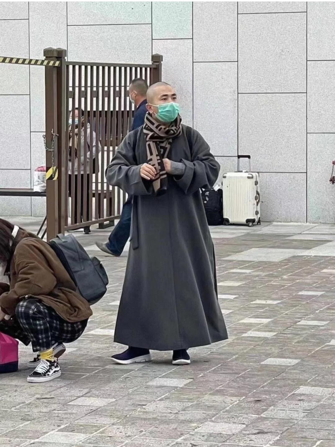 “别踩那个地铁女孩，她脖子上的Fendi要7000”