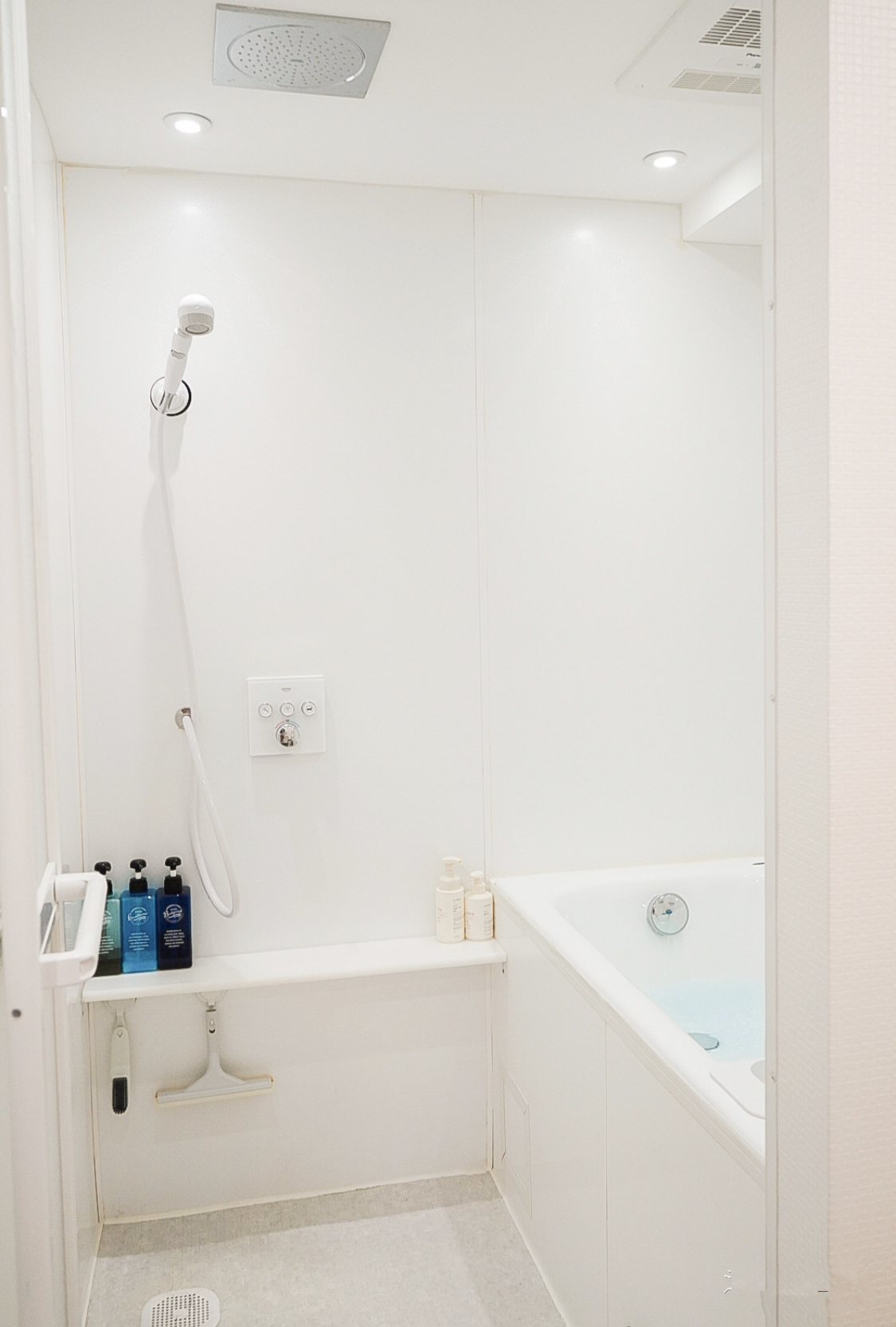 有人家的卫生间装修，不要一片瓷砖，怎么做到的？