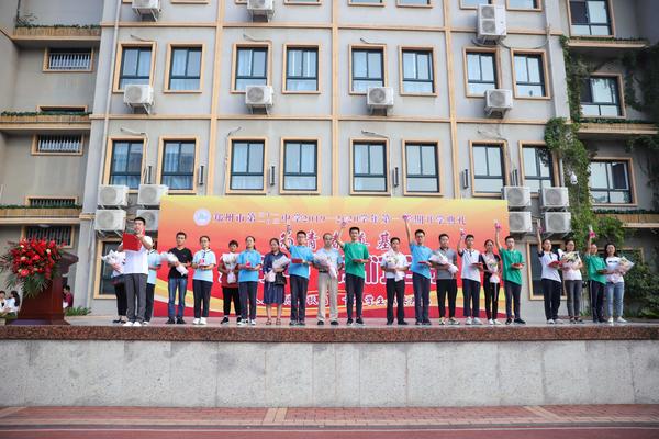 28年坚守初心用爱谱写教育梦想,坚持新时代爱国主义教育