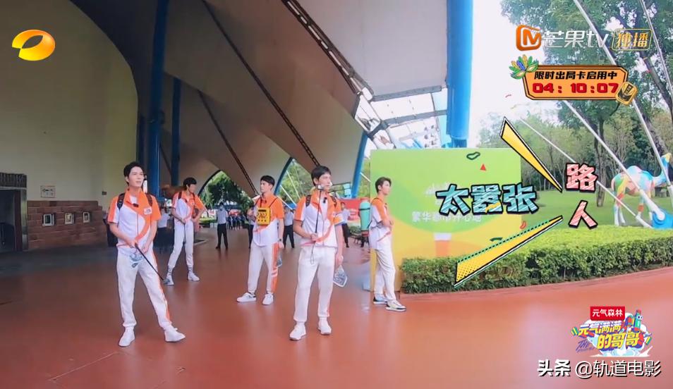 杨洋vr踢球,元气满满的哥哥杨洋踢球