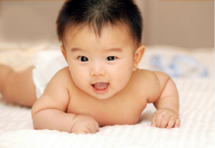 一岁婴儿脸上过敏湿疹痒怎么解决,1岁半宝宝脸上出湿疹可以抹点啥