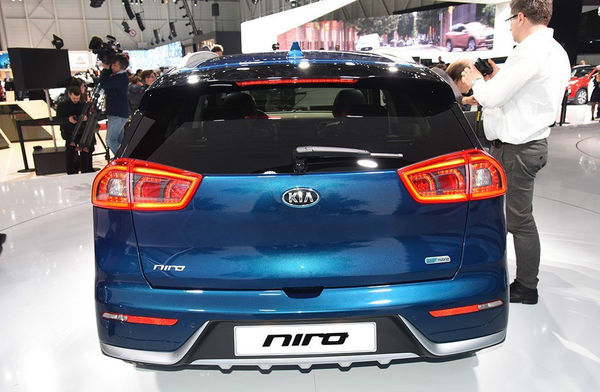 起亚极睿新款,2020款起亚极睿混动版海外实拍