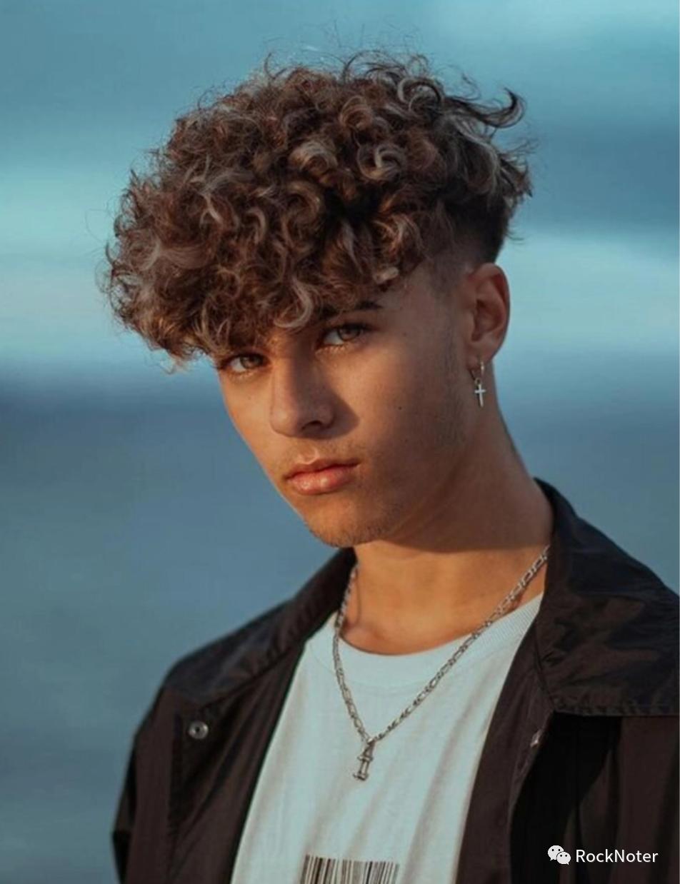 男士商务发型2021流行发型,男士发型2021流行发型烫发