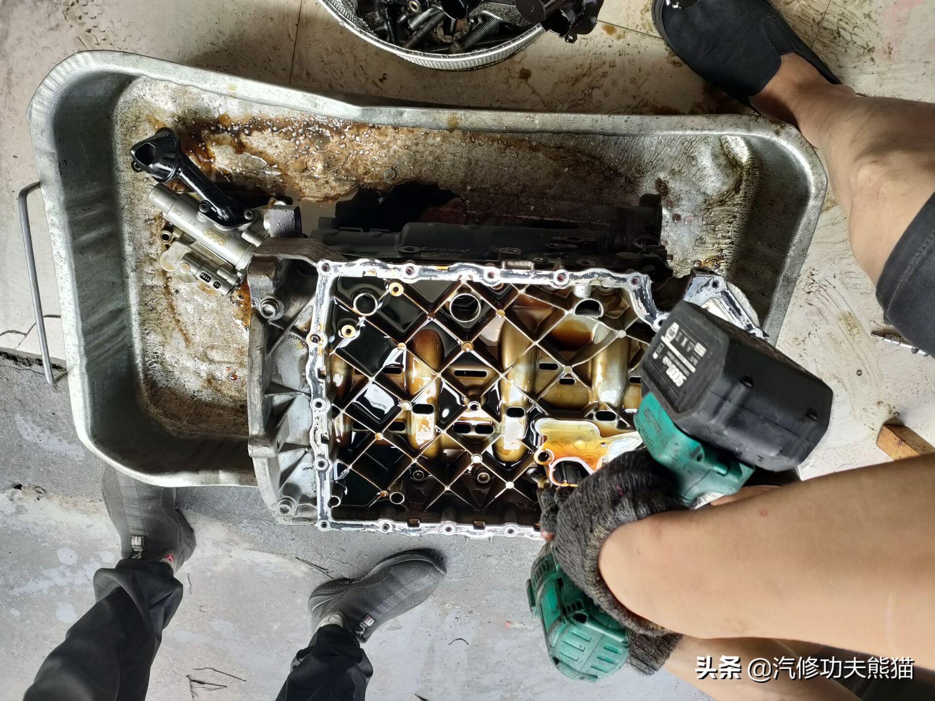 老途观发动机漏油维修,老途观涡轮增压器漏油维修多钱