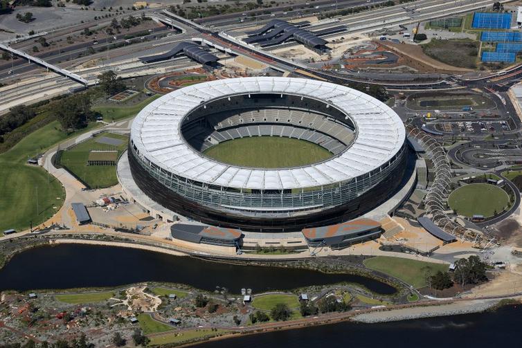 是时候介绍看一下英格兰的橄榄球场了，至少能达到英乙水准