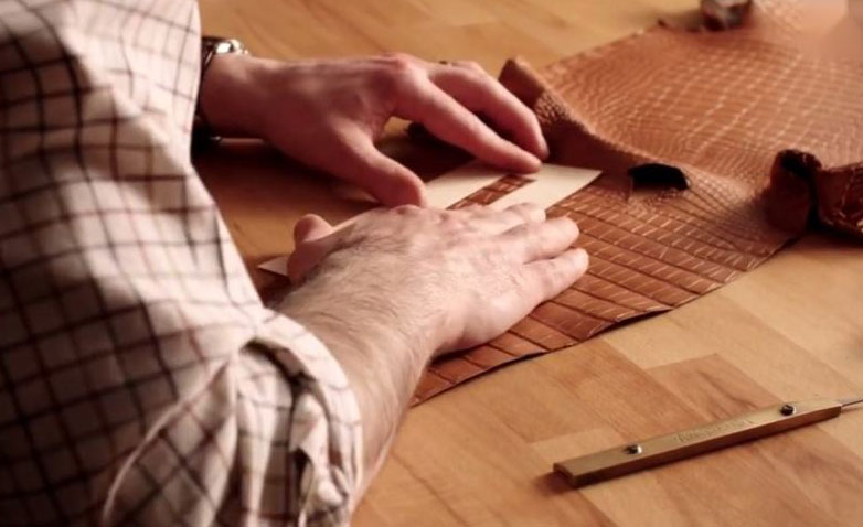 lv经典老花包为什么都断货 (lv双拼邮差包为什么总是断货)