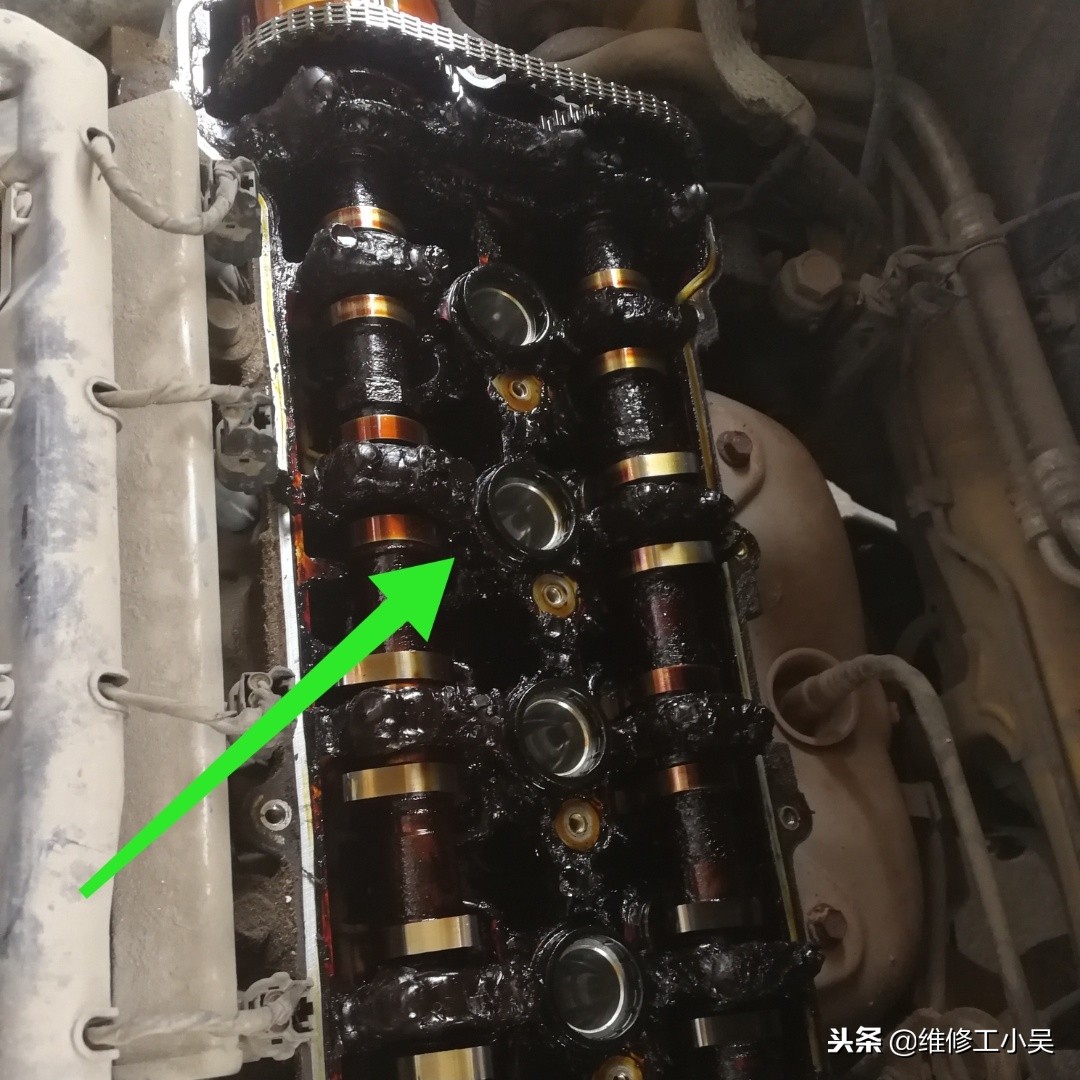 发动机气门盖密封垫漏油更换视频,拆下发动机油底壳露出来的是什么