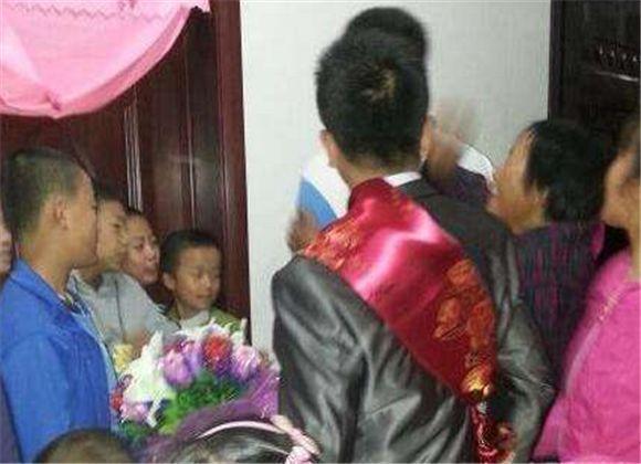 新郎接亲给了5次红包,新郎接亲被索要红包