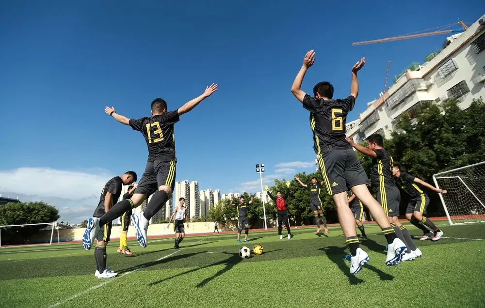 走一起去看nba,看场军营足球赛