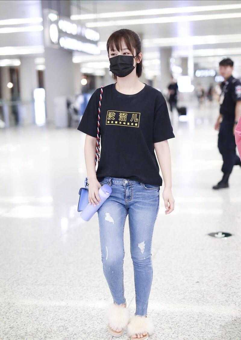 杨紫机场造型又翻车，简单穿黑T恤配紧身牛仔裤，显胖怕有10斤