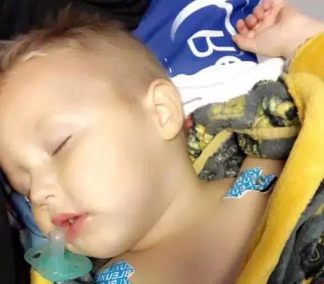 小宝宝吃口香糖呛死,小孩吃口香糖噎了下去以为死了