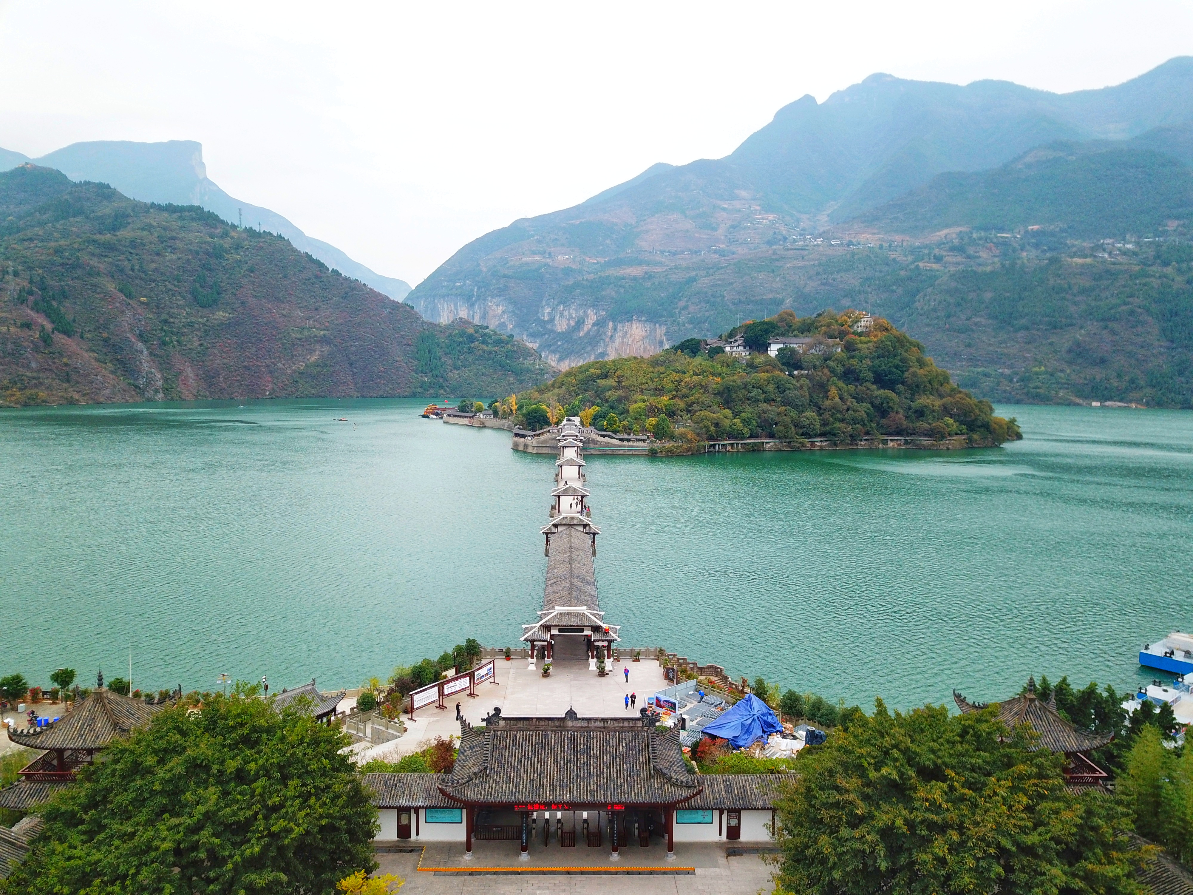 白帝城位于长江中的一个小岛上吗,白帝城为何是个岛