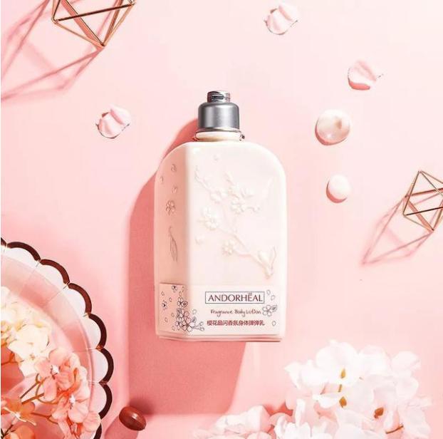 这个身体乳太厉害，拥有樱花肌，钢铁直男也能把你拍的美到发光！