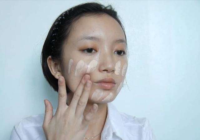 妆容服帖的粉底液怎么选择,适合女生用的粉底液怎么涂