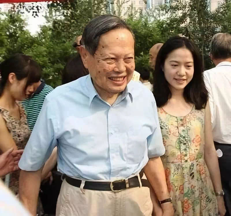 28岁翁帆嫁82岁杨振宁,相差54岁祖孙恋,16年来幸福吗?