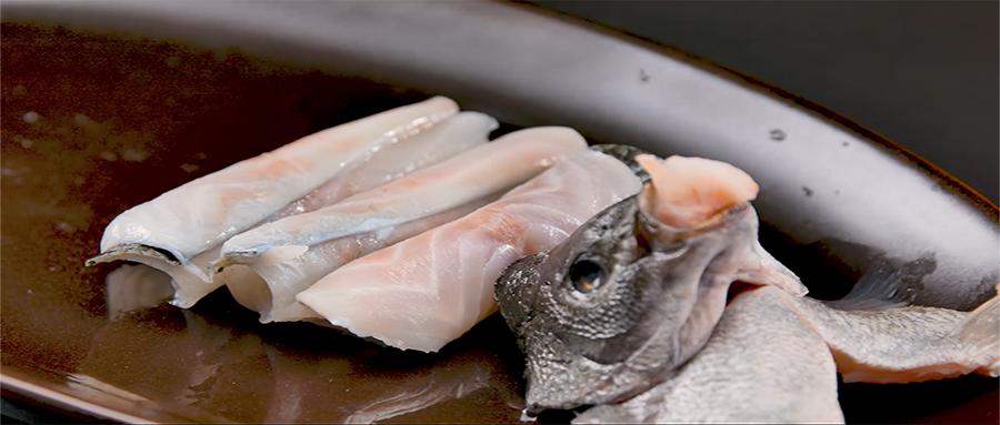 鳕鱼和三文鱼哪个更适合宝宝,三文鱼和鲈鱼哪个适合宝宝吃