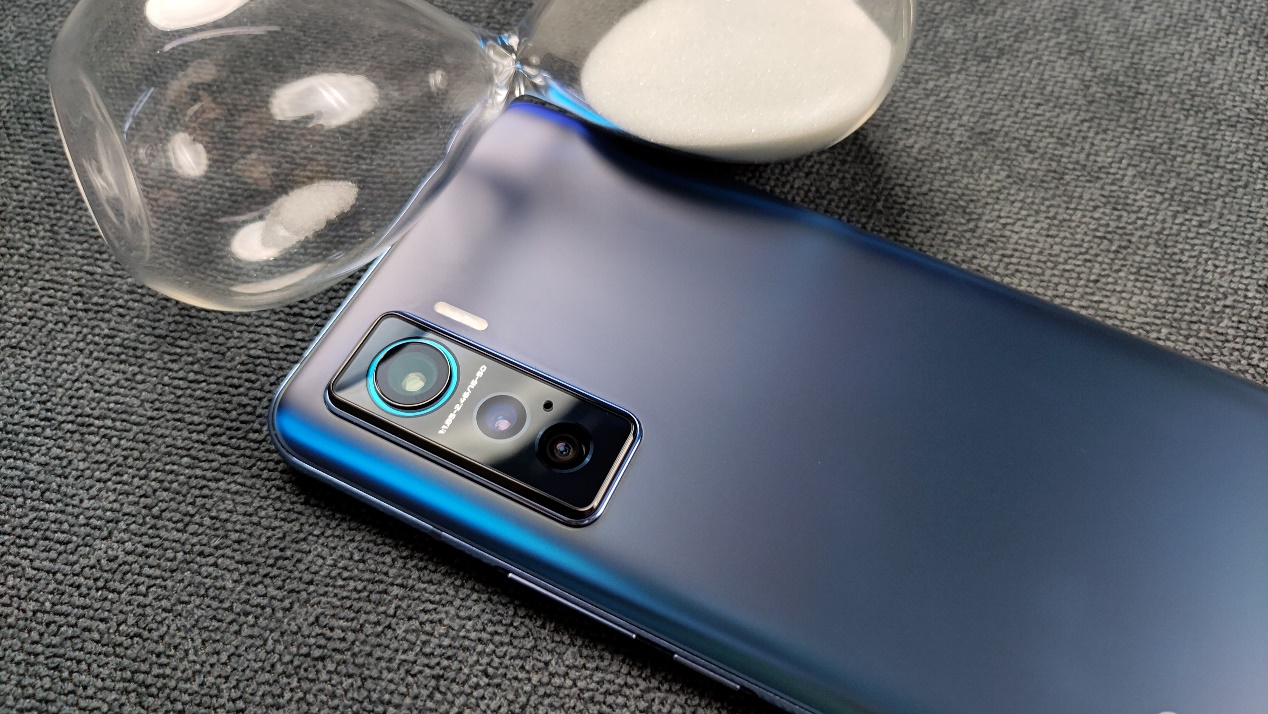 iqoo5全面评测超强性能无处妥协,iqoo5全面测评体验流畅舒适