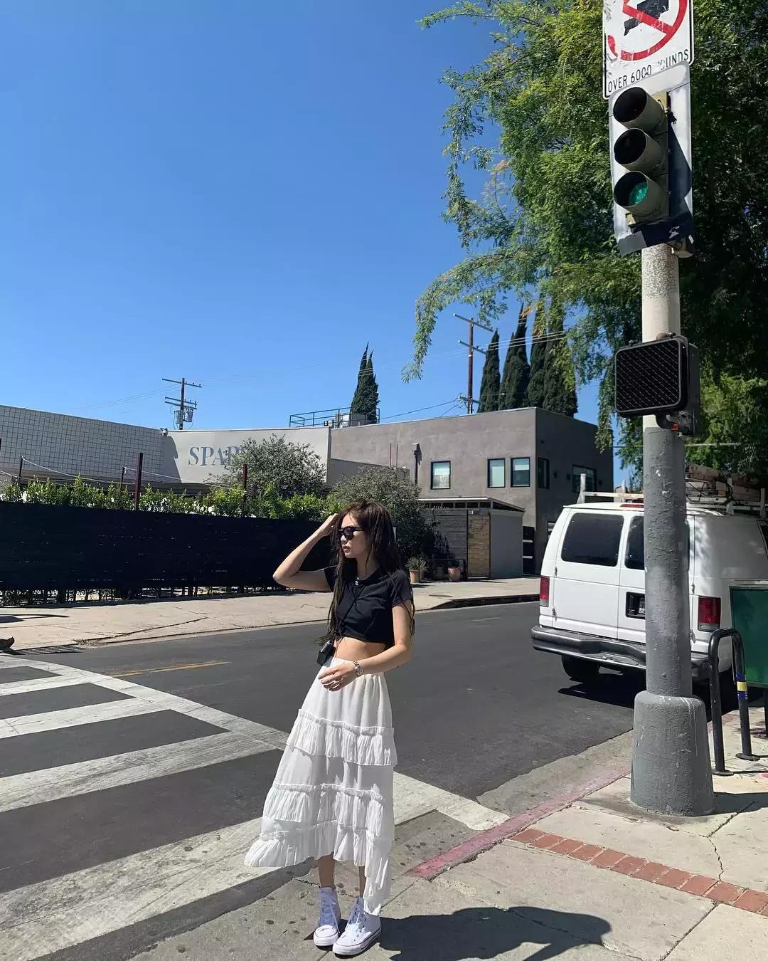 天气回暖怎么穿?裙子+运动鞋是时尚人群中热度最高的搭配法则