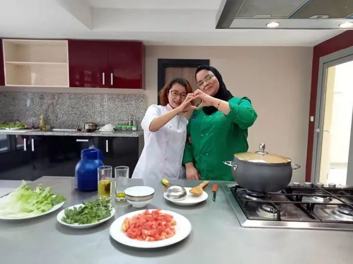 中摩美食同台展示受到摩洛哥民众喜爱——拉巴特中国文化中心开展“百味小厨”美食培训活动