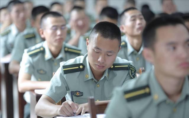 当兵想长期留部队当什么兵好,当兵一直留在部队有条件吗