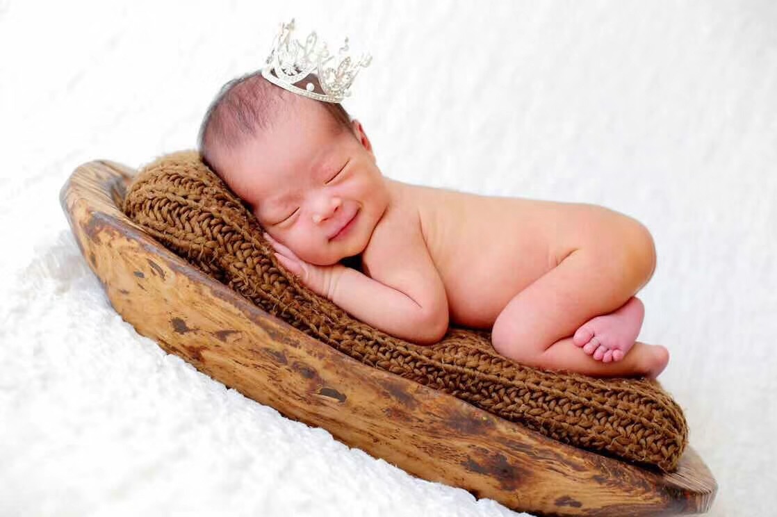 满月宝宝睡觉哼唧哼唧的怎么回事,新生儿哼唧哼唧的不睡觉什么原因